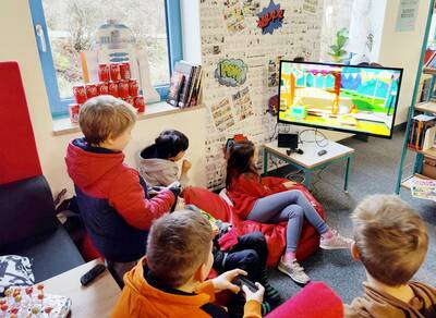 Beliebt bei den Kids ist in der Bücherei Großenseebach auch die Gaming-Ecke. Auf der Nintendo Switch laufen altersgerechte Spiele wie etwa Minecraft oder andere Medien, die man dort auch ausleihen kann.