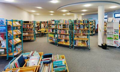 Die etwa 150 Quadratmeter großen Räumlichkeiten der Bücherei befinden sich im Untergeschoss der Grundschule und bieten derzeit etwa 1.400 Medien zum Ausleihen an.