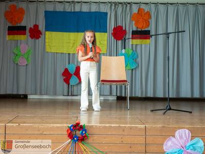 Veronika aus der Ukraine sang das deutsche Lied „Immer wieder kommt ein neuer Frühling“ und erntete tosenden Applaus vom Publikum, das auch kräftig mitklatschte.