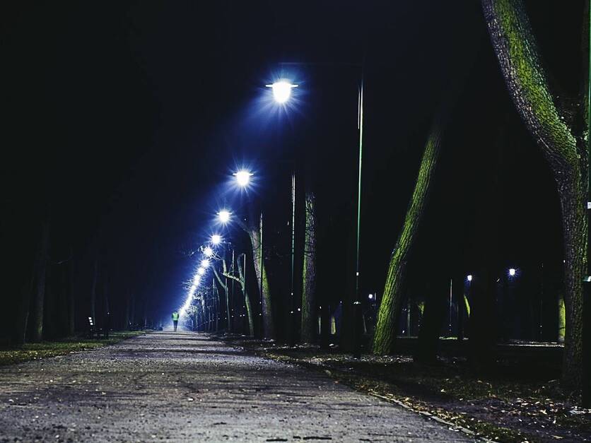 Staßenbeleuchtung durch Straßenlaternenen bei Nacht