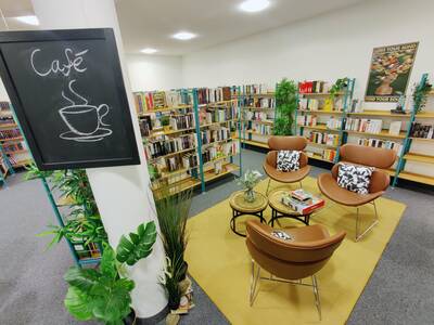 Im Lesecafé können sich Leser*innen gemütlich bei einer Tasse Kaffee in bequemen Sitzmöbeln schmökern.