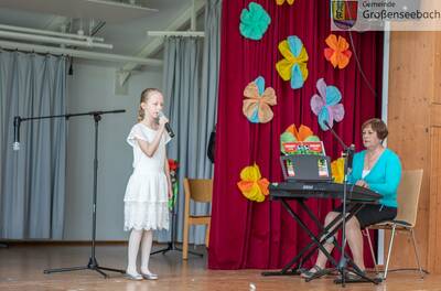 Neben Erwachsenen traten auch Kinder auf. Luisa aus Großenseebach sang nicht nur ukrainische Lieder - hier begleitet von der ukrainischen Klavierlehrerin Valeria Karimova) - ...