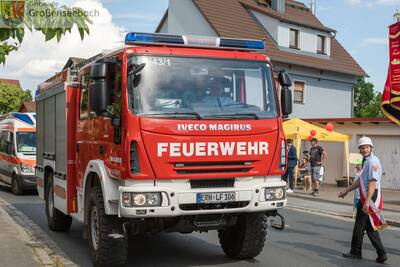 Den Festumzug beschlossen das Einsatzfahrzeug LF-10/6 der Feuerwehr Großenseebach und das DRK-Fahrzeug.