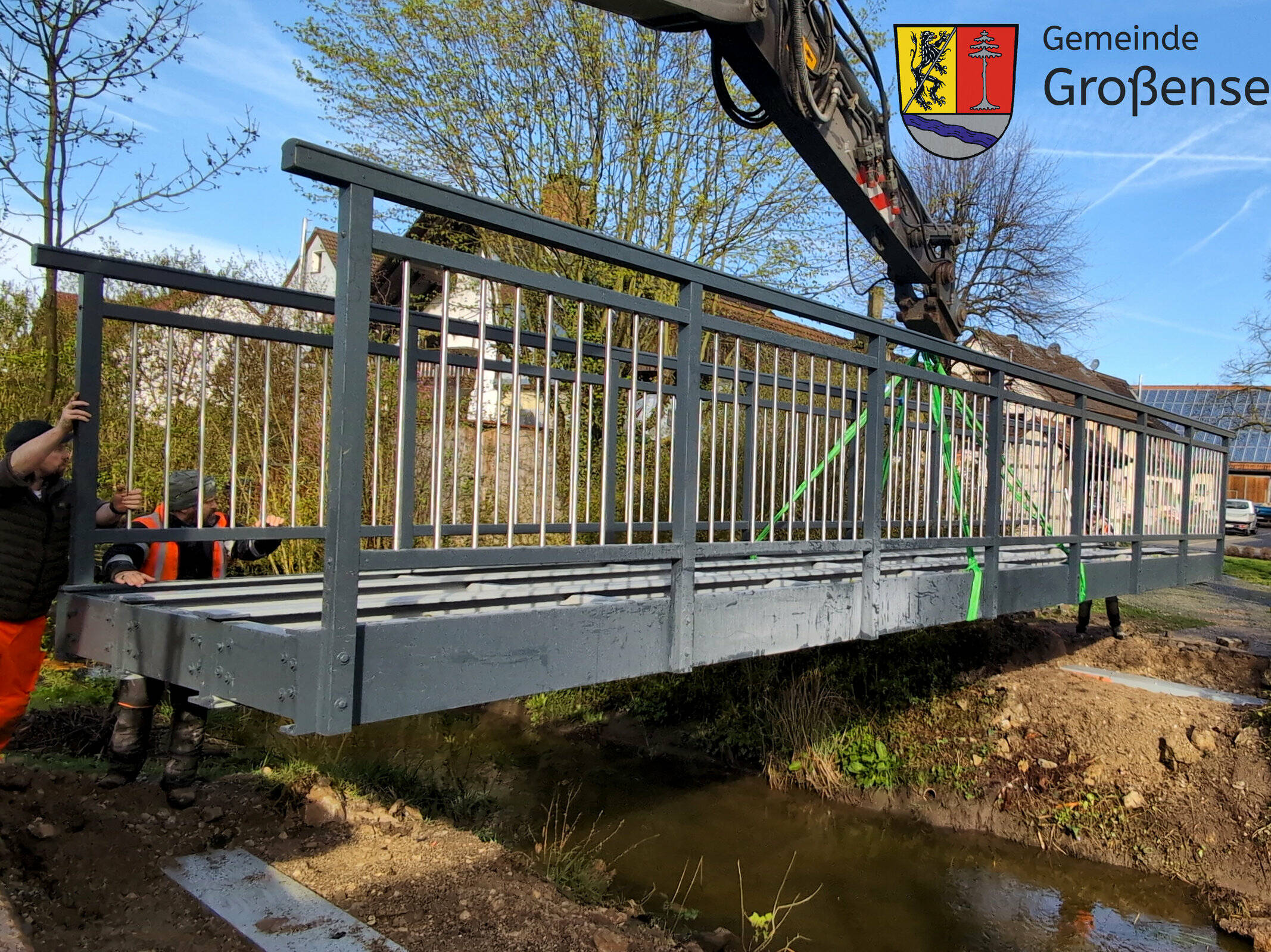 [Update: Brücke freigegeben] Neue Brücke über die Seebach in Großenseebach eingehoben