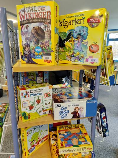 In der Bücherei Großenseebach kann man auch zahlreiche Brett- und Gesellschaftsspiele ausleihen.