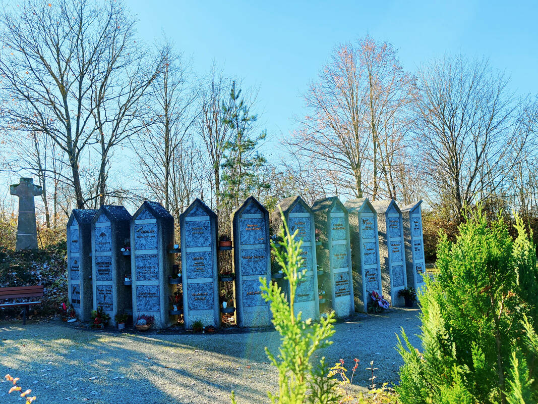 Urnenwand am Friedhof Großenseebach