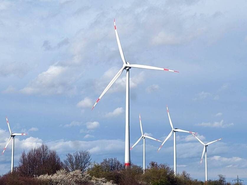 Windräder an der Autobahn