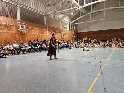 Dann folgte das St.-Martinsspiel, bei dem Mitarbeitende die Rollen des Bettlers und dem Heiligen St. Martin spielten.