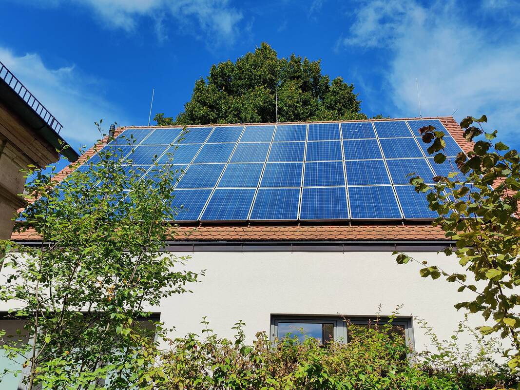 Wohnhaus mit Dachflächen-PV (Solaranlage)
