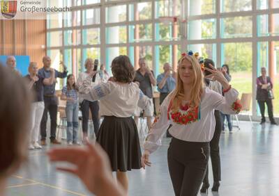 Beim Tanzen hatten alle Spaß. Die Ukrainerinnen wie hier Victoria trugen landestypische Kleidung. 
