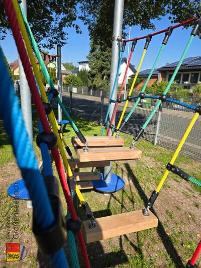 Die neue, farbenfrohe und kindgerechte Balancierbrücke auf dem Spielplatz Hutweg fördert Gleichgewichtssinn und Koordinationsvermögen.