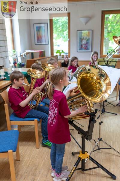 Für das Bläserteam, die erst seit September ihre Instrumente wie etwa Tuba und Waldhorn lernen, war das Muttertagskonzert in Großenseebach der erste große Auftritt vor Publikum.