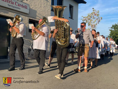 Vornweg marschierten die Musikanten, die mit zünftiger Blasmusik unterhielten.