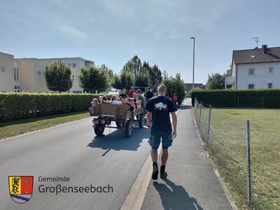 Kurz nach 12 Uhr zogen die Kerwasburschen los, um den Baum aus dem Wald zu holen. 