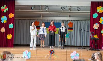 Eröffnet wurde das Ukrainische Frühlingsfest von Kathrin Jäkel von der Flüchtlingshilfe und den drei Ukrainerinnen Inessa, Victoria und Nataliia. (von links)